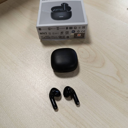 268670 - XIAOMI REDMI Buds 8 Active – Kufje Bluetooth TWS, gjysmë-në-vesh, altoparlantë 14.2 mm me diafragmë titaniumi për bas të fuqishëm, jetëgjatësi baterie deri në 37 orë, lidhje e dyfishtë, 5 cilësime EQ, Bluetooth 5.4, IP54, të zeza