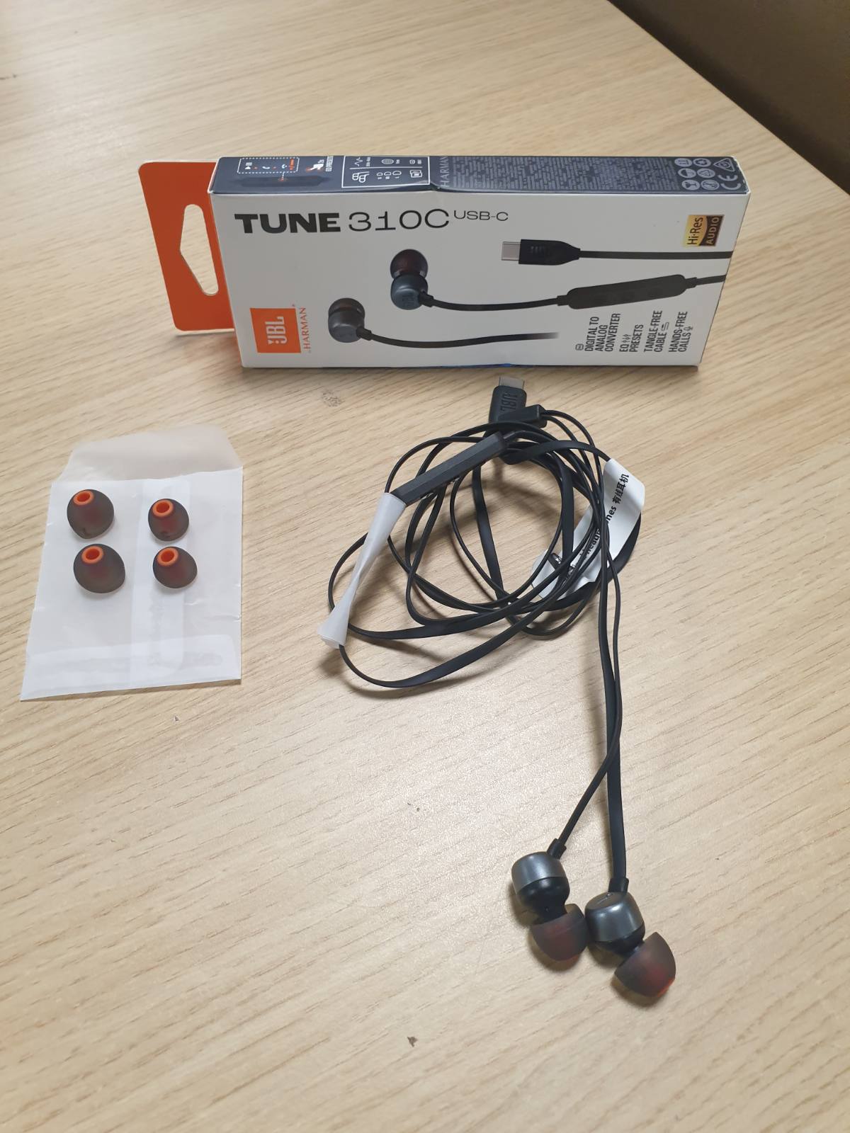 268672 - JBL Tune 310 C, Kufje me Tel me Rezolucion të Lartë, Tingull i Pastër Basi JBL, Lidhje USB-C, Kabllo e Sheshtë që Nuk Ngatërrohet, Telekomandë me Tre Butona me Mikrofon, E Zezë