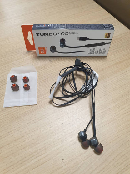 268672 - JBL Tune 310 C, Kufje me Tel me Rezolucion të Lartë, Tingull i Pastër Basi JBL, Lidhje USB-C, Kabllo e Sheshtë që Nuk Ngatërrohet, Telekomandë me Tre Butona me Mikrofon, E Zezë