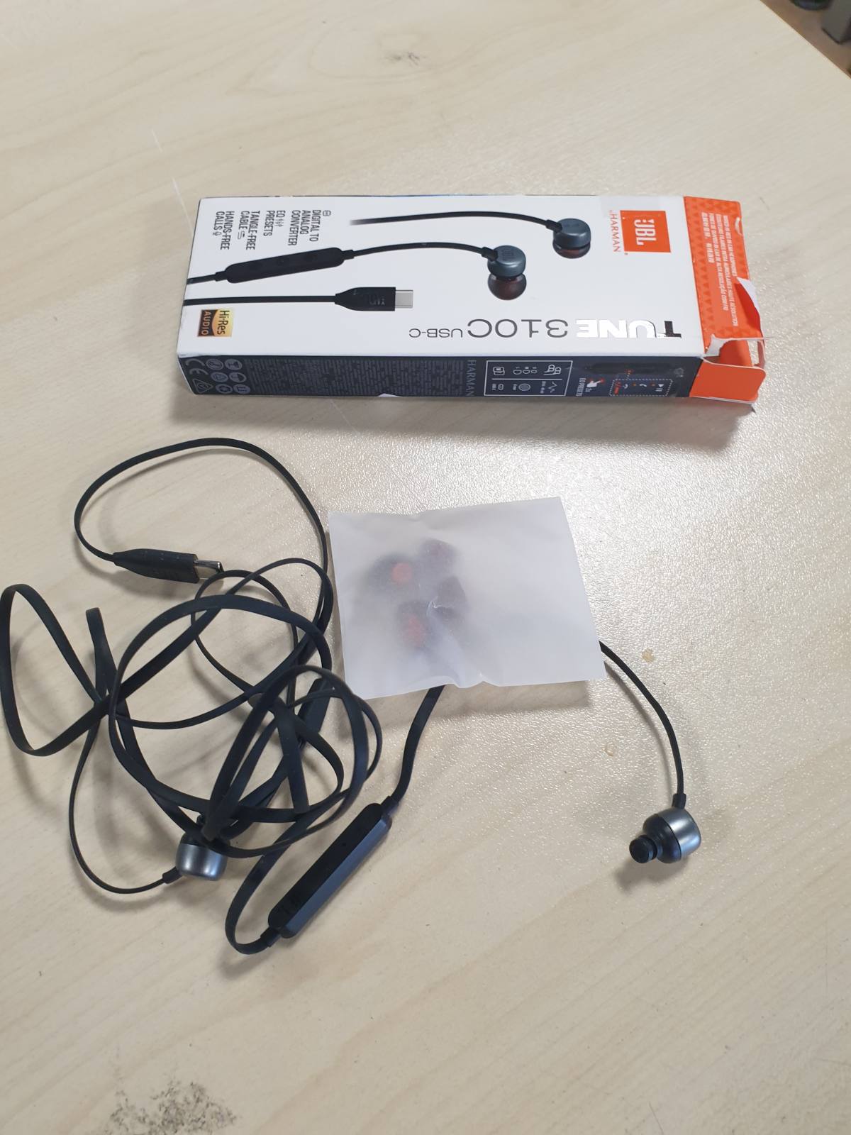 268679 - JBL Tune 310 C, Kufje me Tel, Tingull i Pastër Basi JBL, Lidhje USB-C, Kabllo e Sheshtë, Telekomandë me Mikrofon, E Zezë