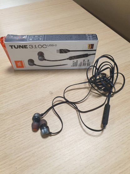 268681 - JBL Tune 310 C, Kufje me Tel, Tingull i Pastër Basi JBL, Lidhje USB-C, Kabllo e Sheshtë, Telekomandë me Mikrofon, E Zezë