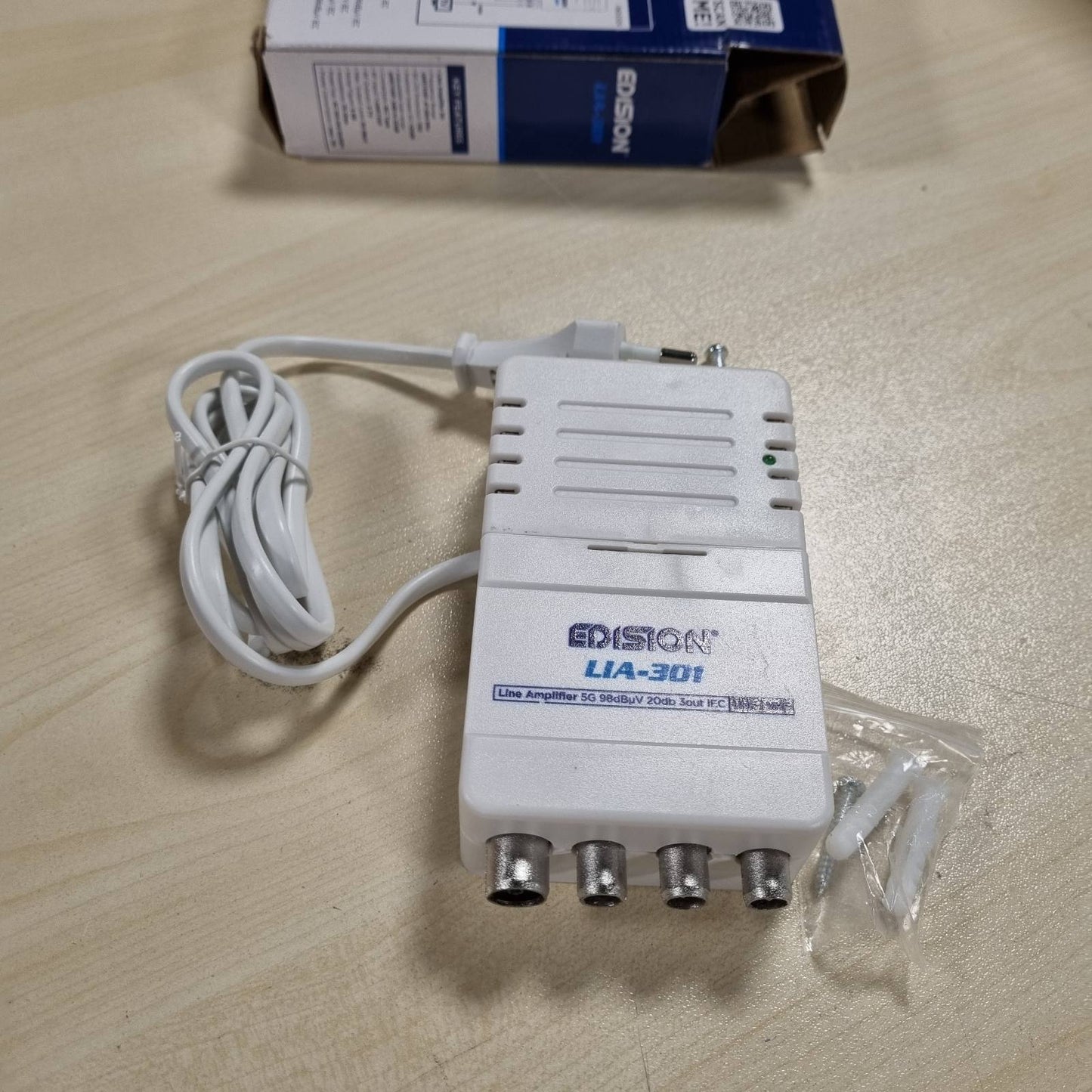 268710 - EDISION - Amplifikator i Brendshëm LIA-301 UHF/VHF, 5-20dB i Rregullueshëm, 98dBmV, për DVB-T/T2, me Filtër 5G LTE, 1 Hyrje, 3 Dalje, Lidhësa IEC
