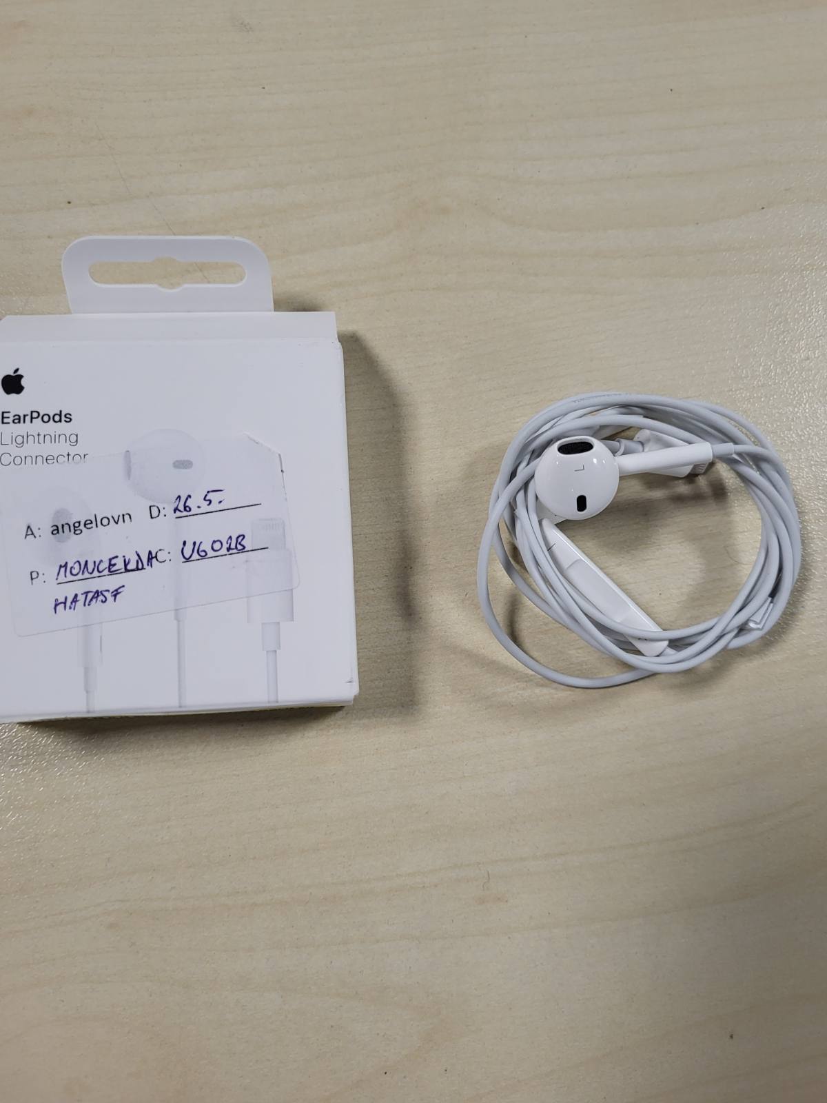 268738 - APPLE - Kufje EarPods me lidhës Lightning