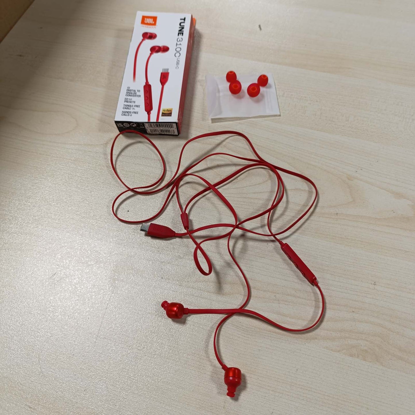 268745 - JBL - Kufje Tune 310 C - Kufje me tel në vesh me JBL Pure Bass Sound, mikrofon dhe portë USB-C - të kuqe