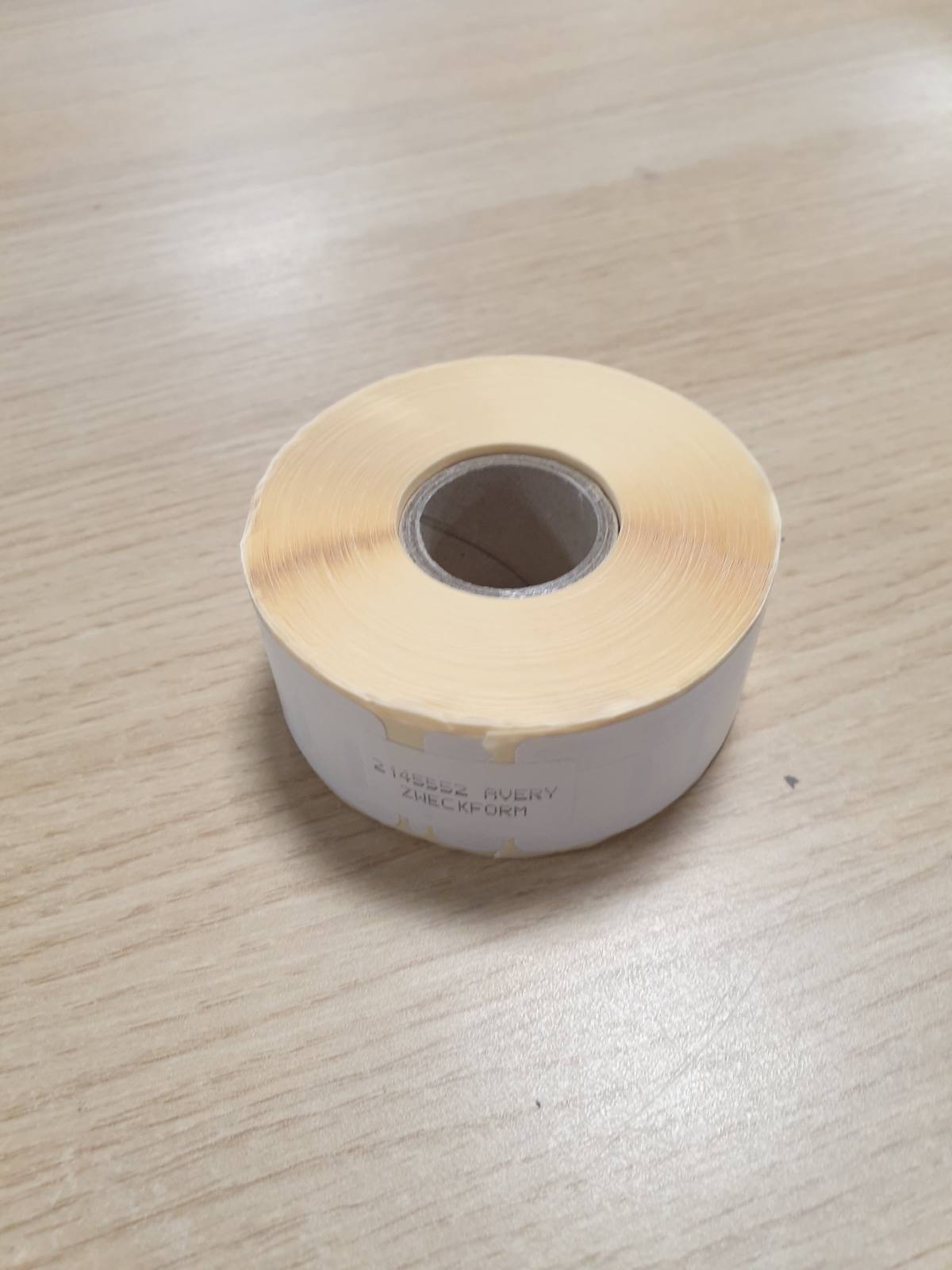 268756 - AVERY - Pako me 1 rrotull me 500 etiketa vetëngjitëse, Madhësia 19 x 51 mm, Ngjitës i lëvizshëm, (AS0722550)