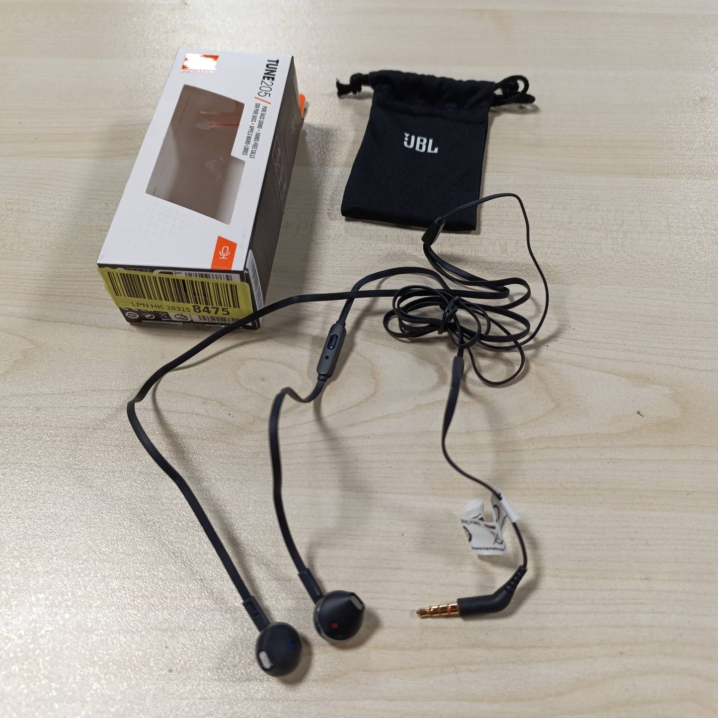 268767 - JBL Kufje T205 BLK me mikrofon, kabllo të sheshtë, prizë 3.5 mm, dizajn ergonomik, tingull bas i pastër JBL, të zeza