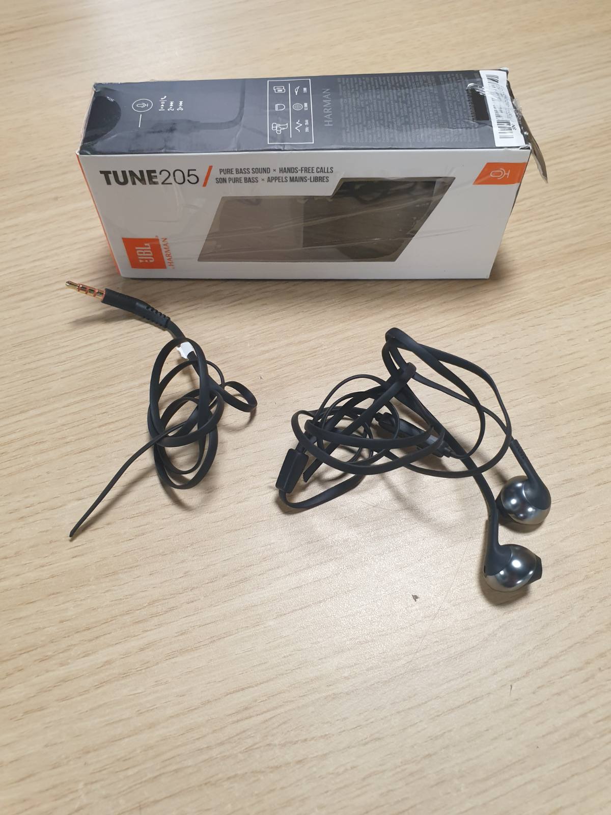 268777 - JBL T205 BLK KUFJE ME MIKROFON, KABLLLO TË SHESHTË, PA NGATËRRIME, KONTROLL ME NJË BUTON, DIZAJN ERGONOMIK, KUTI E BUTË, PRIZË 3.5 MM, TINGULL BAS I PASTËR JBL, TË ZEZA