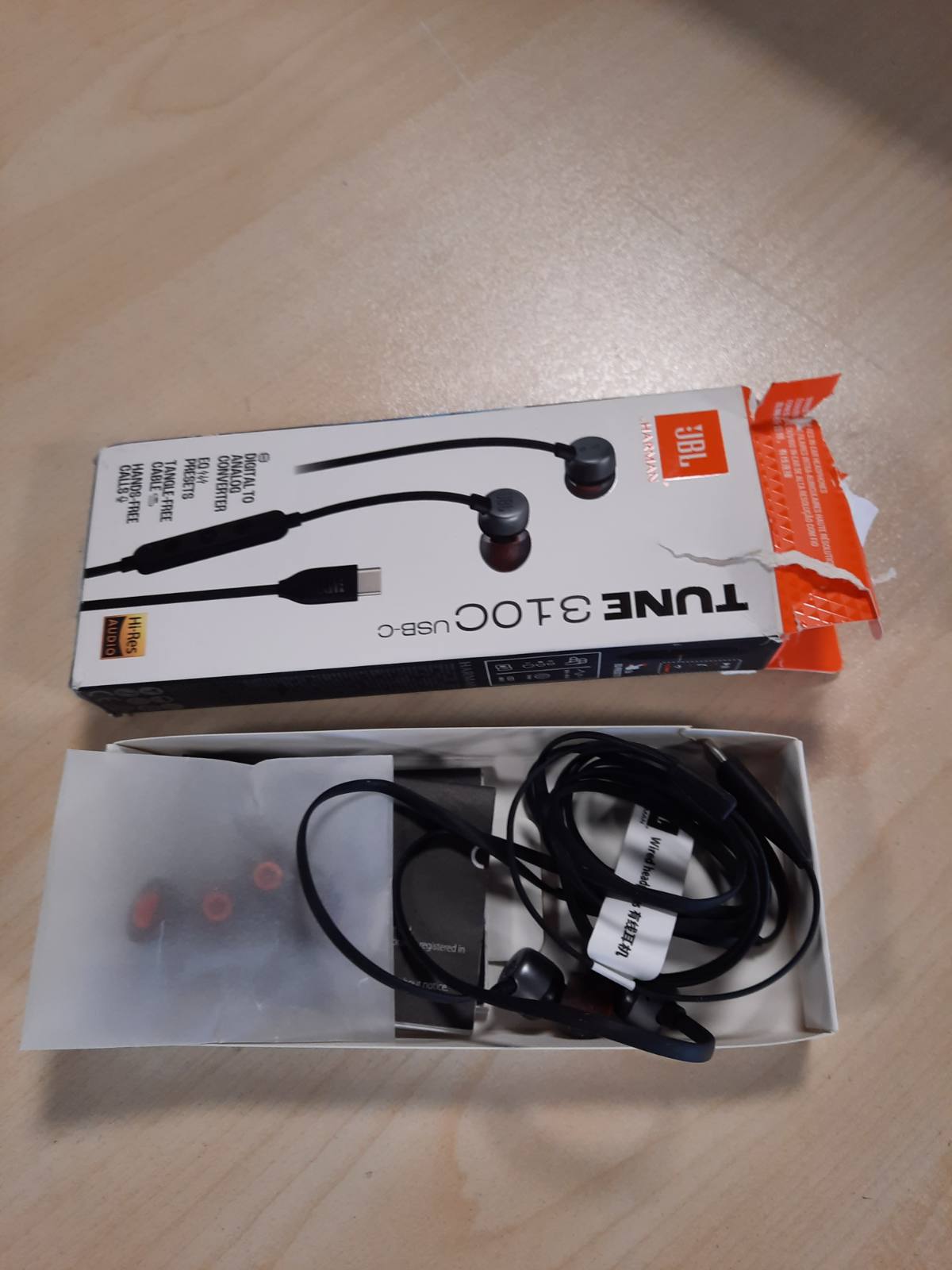 268804 - JBL Tune 310 C Kufje me Tel, Tingull i Pastër Basi JBL, Lidhje USB-C, Kabllo e Sheshtë, Telekomandë me Mikrofon, E Zezë