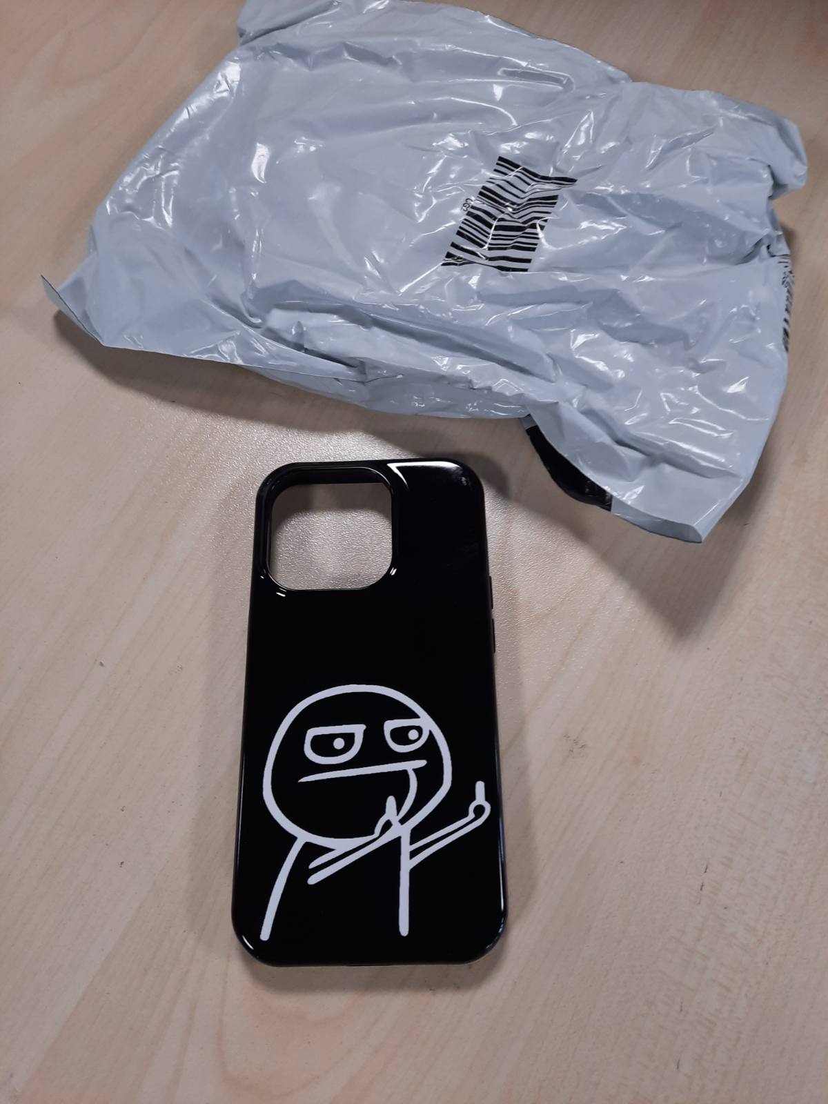 268840 - Bluzë me figurë shkopinjsh për iPhone 14 Pro, figurë shkopinjsh që tregon gishtin e mesëm