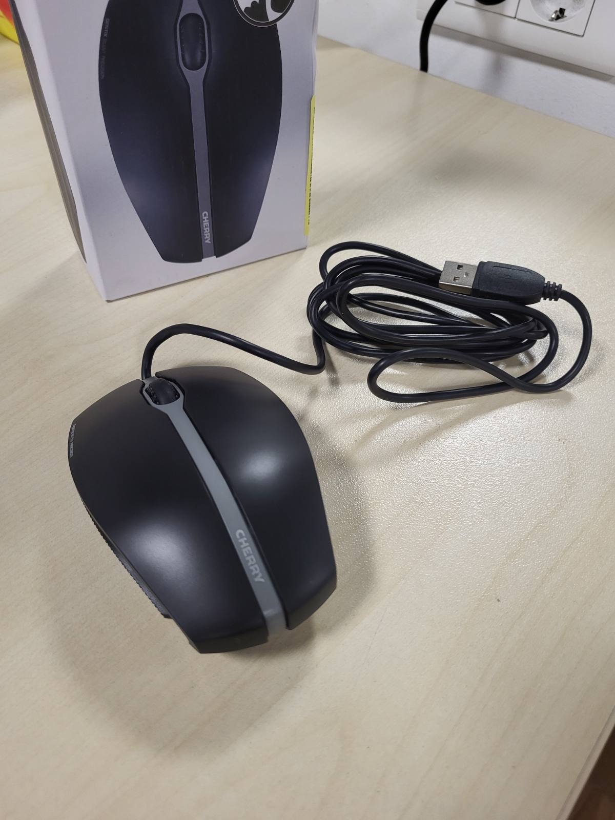 268925 - CHERRY Maus GENTIX i heshtur, me tela, butona të qetë pa zhurmë klikimi, sensor optik (1,000 DPI), dizajn simetrik, kabllo 1.8 m, USB 2.0, i zi