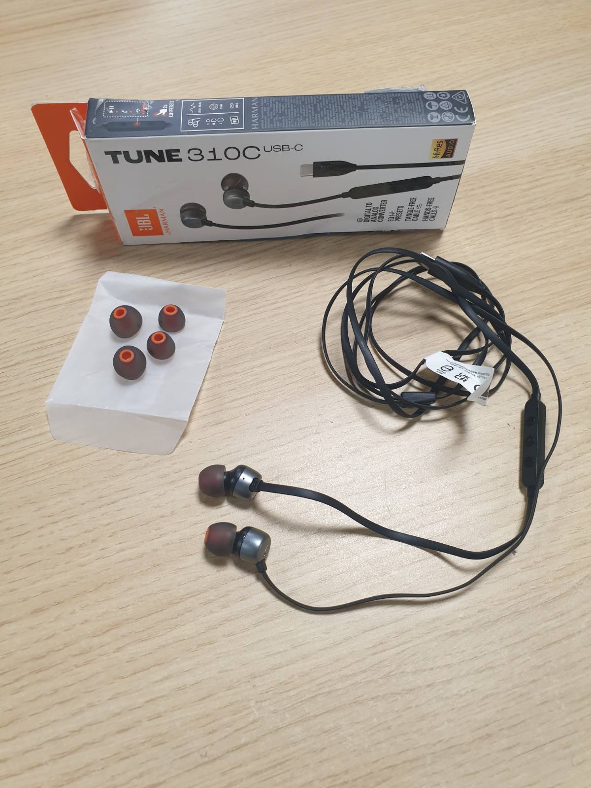269022 - JBL Tune 310 C Kufje me Tel, Rezolucion të Lartë, Tingull i Pastër Basi JBL, Lidhje USB-C, Kabllo e Sheshtë që Nuk Ngatërrohet, Telekomandë me Tre Butona me Mikrofon, E Zezë