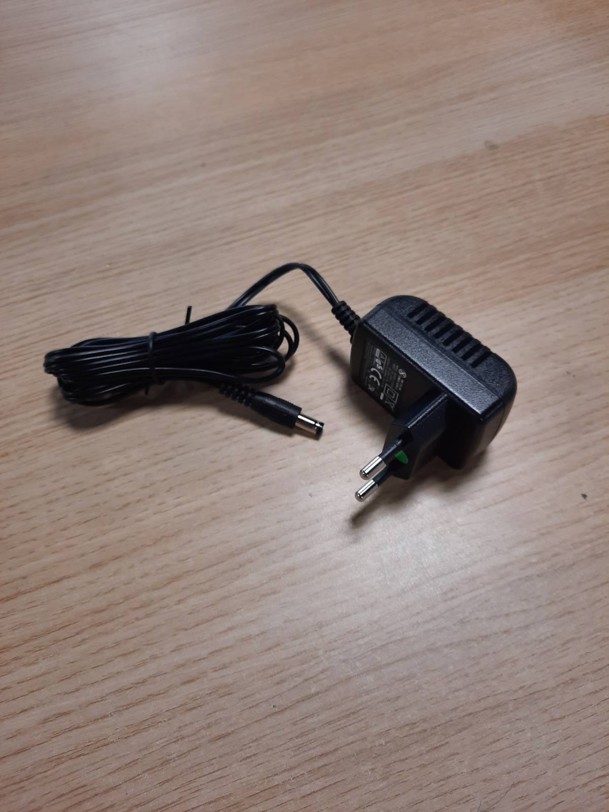 269040 - FURNIZIM - Furnizim me energji AC në DC 9V 1.5A, Spinë 5.5 mm x 2.1 mm, Negativ Qendror
