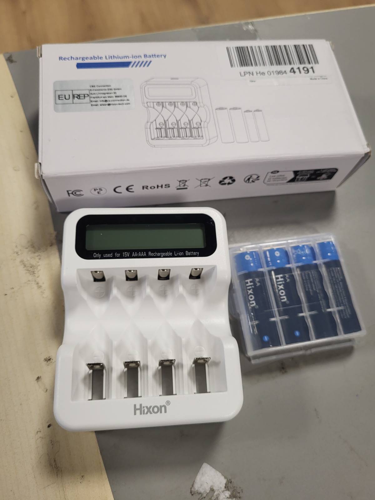 269062 - HIXON Bateri Litium 1.5V AA e Rikarikueshme, 3500 mWh me 1600 cikle të gjata, karikim i shpejtë 2.0 orë, pako me 4 bateri Litium 1.5V AA dhe karikues me ekran LCD inteligjent të bardhë