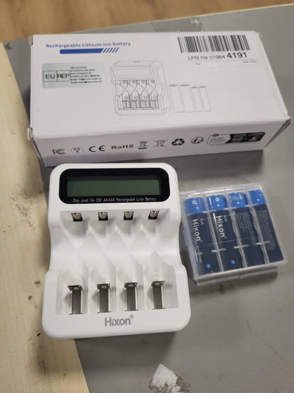 269062 - HIXON Bateri Litium 1.5V AA e Rikarikueshme, 3500 mWh me 1600 cikle të gjata, karikim i shpejtë 2.0 orë, pako me 4 bateri Litium 1.5V AA dhe karikues me ekran LCD inteligjent të bardhë