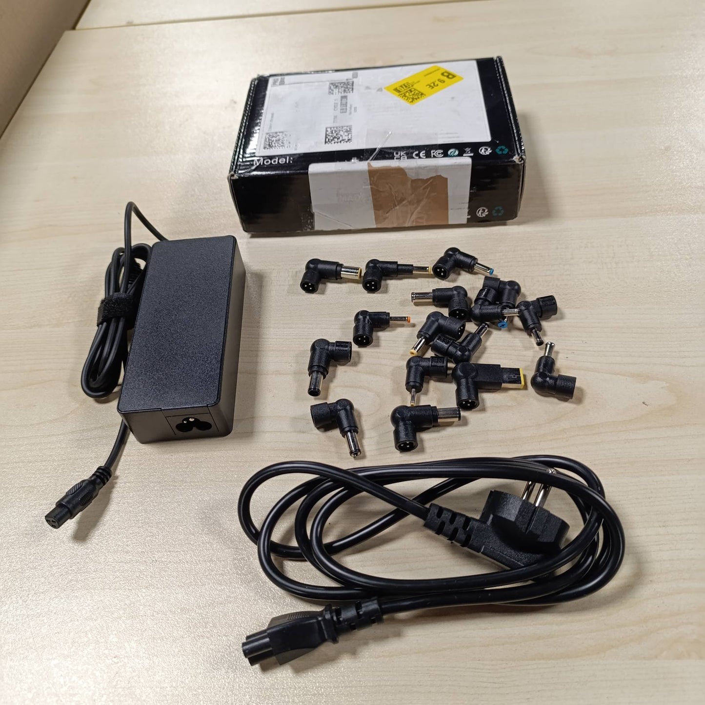 269218 - UNIVERSAL Karikues për laptop, 90W, me 16 kunja, adaptor rryme, i pajtueshëm me HP, Dell, Lenovo, Acer, ASUS, IBM, Samsung, Toshiba, Sony, Gateway, Notebook, Ultrabook, Chromebook