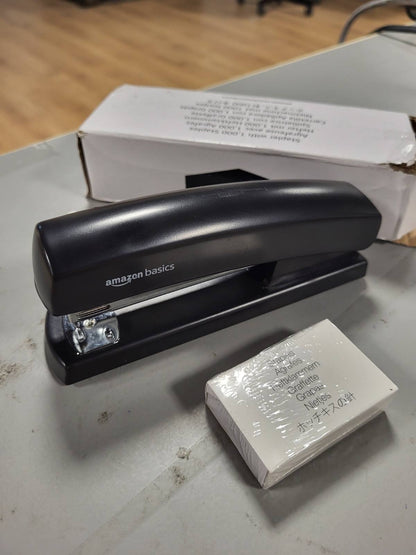 269455 - AMAZON BASICS Kapëse me 1,000 kapëse, kapacitet 10 fletë, bazë gome kundër rrëshqitjes, e zezë