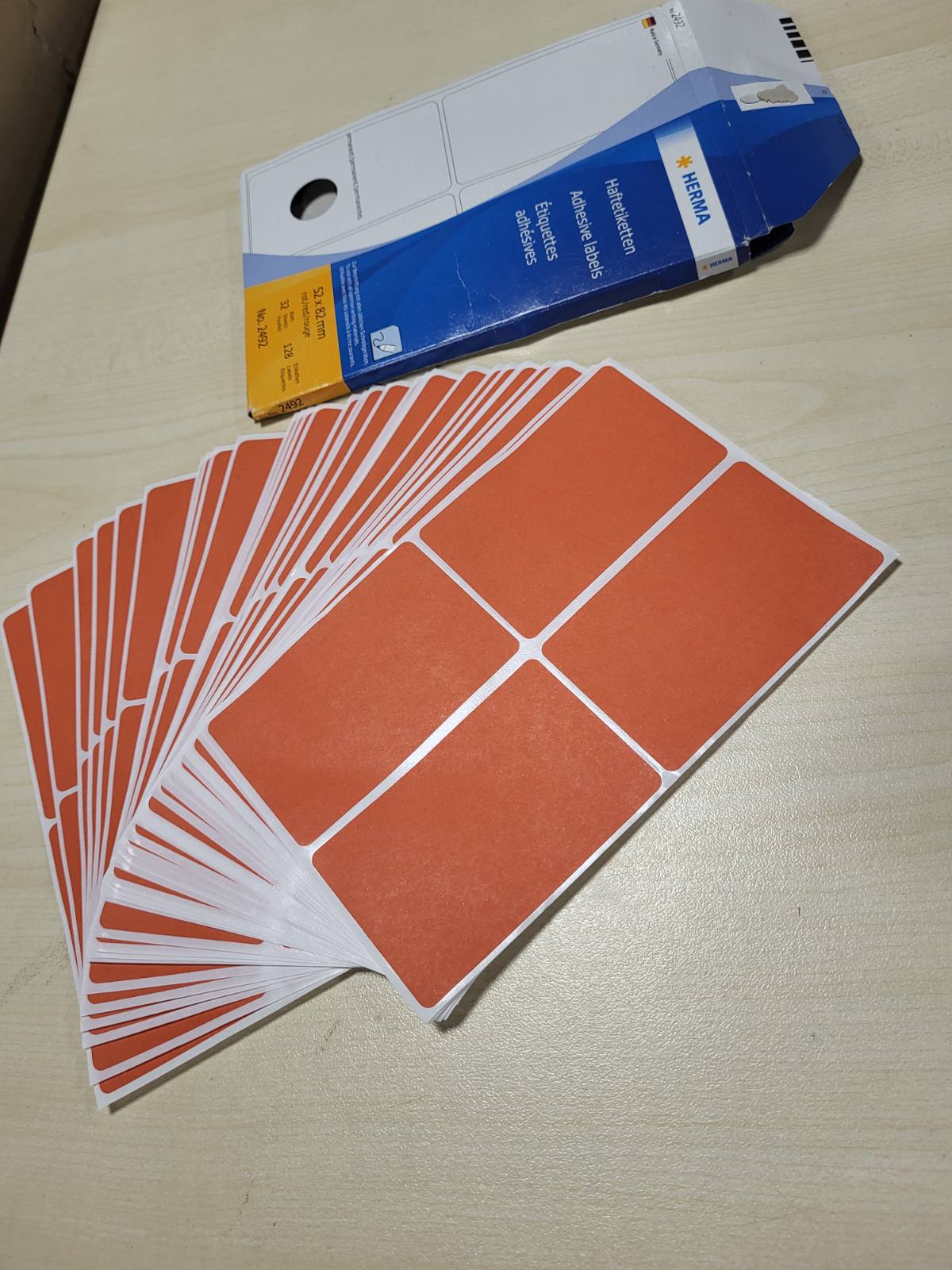 269506 - HERMA 2492 - Etiketa shumëpërdorimëshe, 52x82 mm, letër mat, 128 njësi, e kuqe