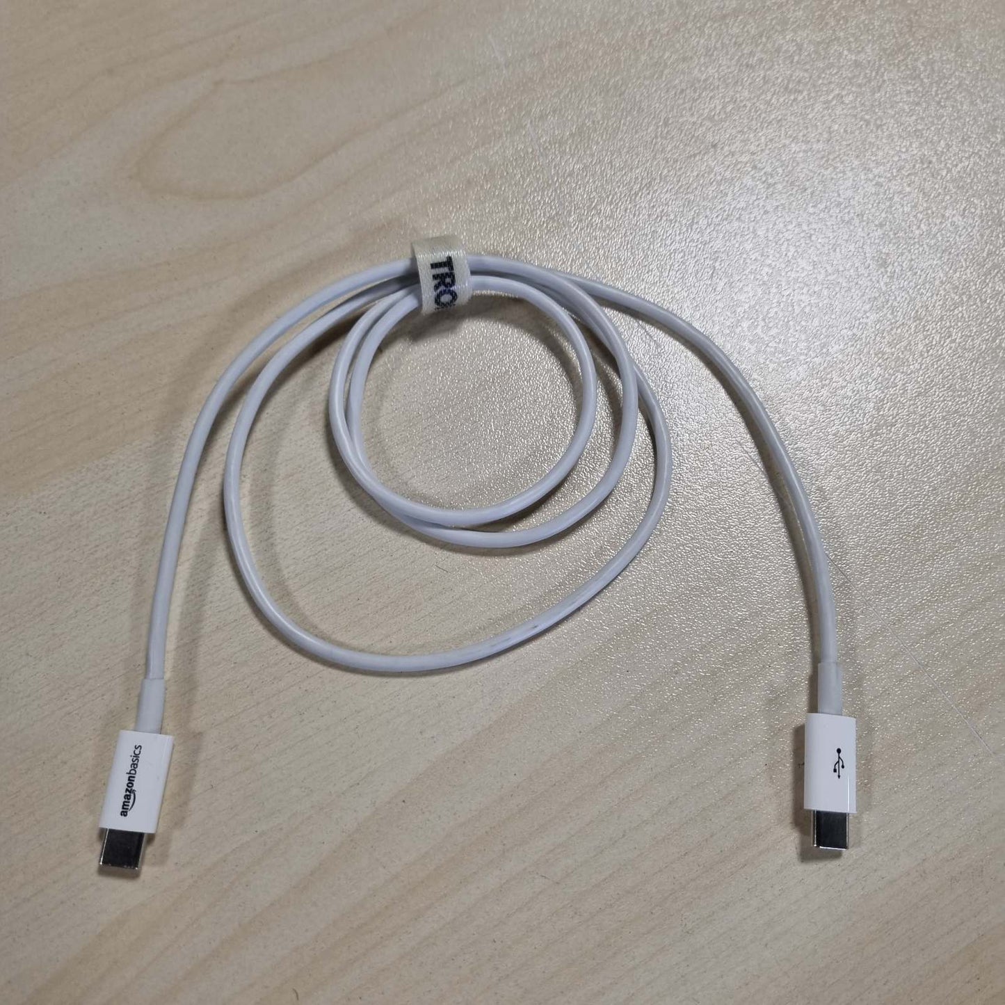 269548 - AMAZON BASICS Kabllo karikimi të shpejtë USB-C në USB-C, shpejtësi 480 Mbps, i çertifikuar USB-IF, 0.9 m, i bardhë