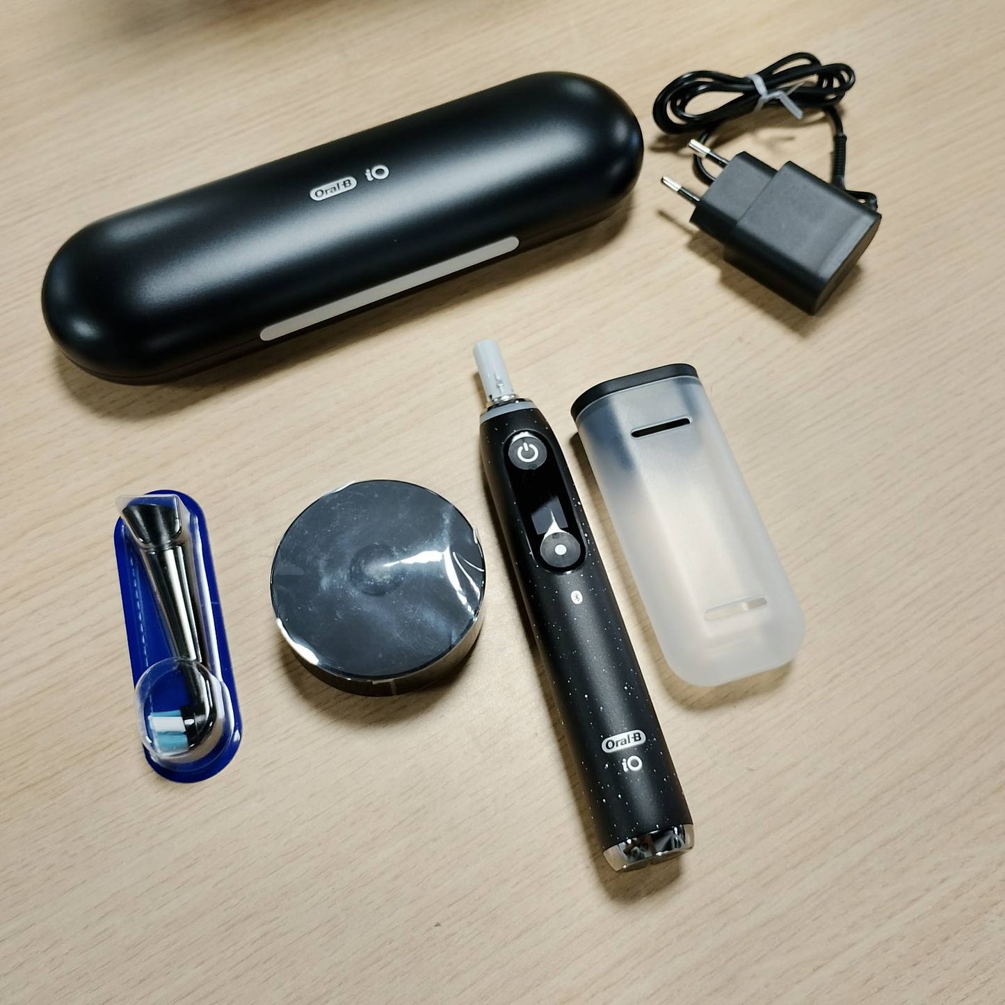 271005 - ORAL-B Furçë dhëmbësh elektrike e rikarikueshme iO 10, e zezë, 1 furçë, 1 kokë zëvendësuese, kuti udhëtimi, sensor presioni