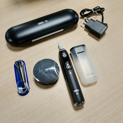 271005 - ORAL-B Furçë dhëmbësh elektrike e rikarikueshme iO 10, e zezë, 1 furçë, 1 kokë zëvendësuese, kuti udhëtimi, sensor presioni