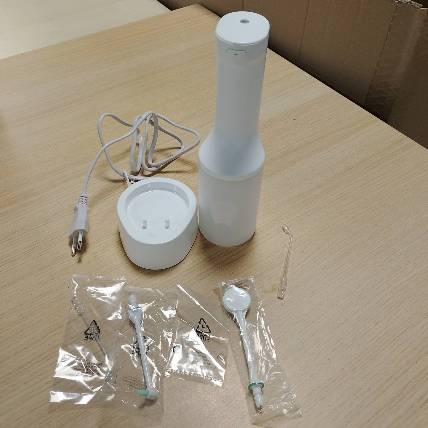 271091 - PANASONIC Ujitës Oral Ultrasonik EW-DJ67-W303, Pastrues Dentar me Ujë, 200 ml, IPX7, 2 Gryka Ultrasonike, 1 Grykë Ortodontike, 1 Grykë Pastrimi Gjuhë, 5 Nivele Presioni