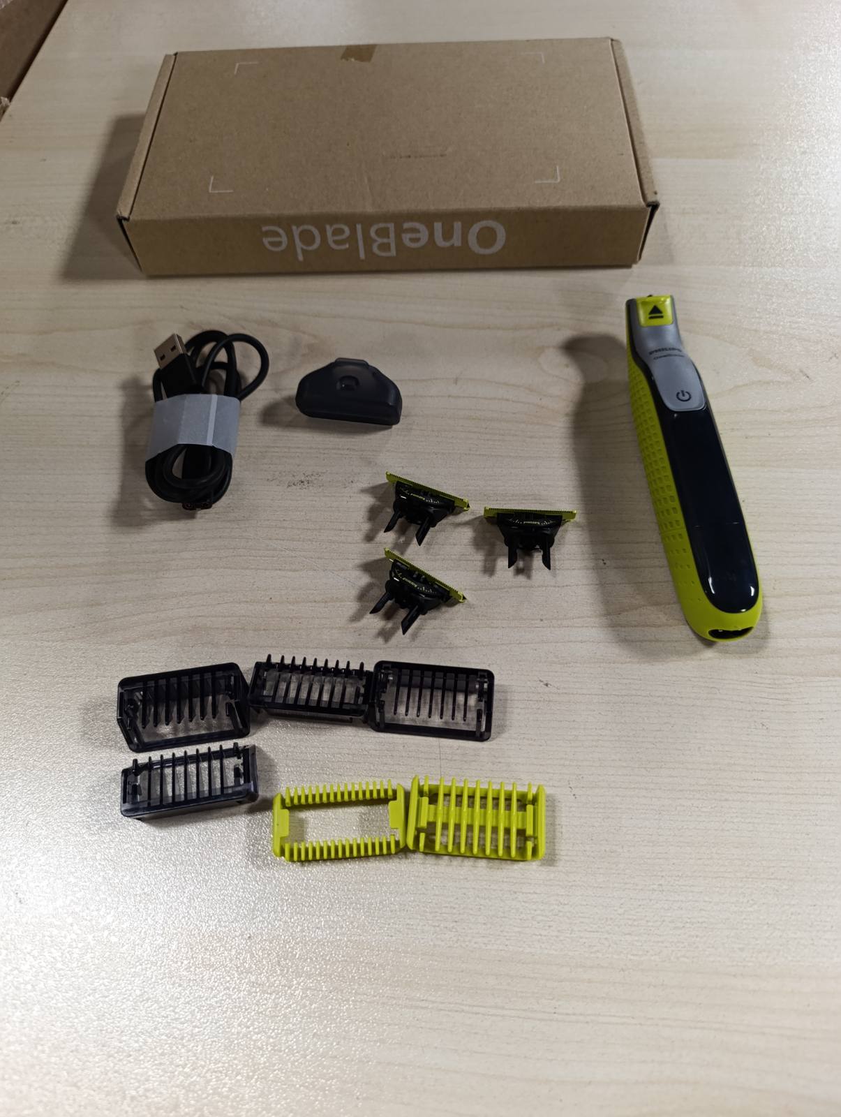 271144 - PHILIPS OneBlade QP2834/31 - Makinë elektrike për prerjen e mjekrës 360 gradë, për fytyrën dhe trupin, 3 tehe 360 gradë, 4 krehëra mjekre (1, 2, 3, 5 mm), 1 komplet për trupin