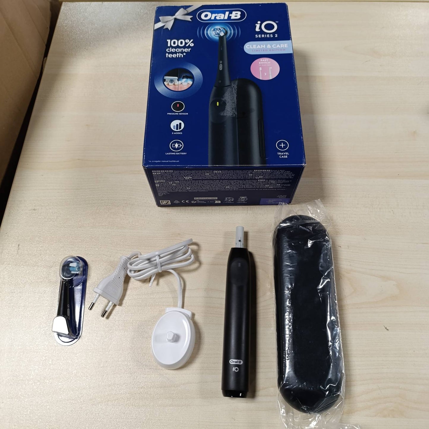 271161 - ORAL-B Furçë dhëmbësh elektrike iO 2, e zezë, 1 kokë zëvendësuese, 1 kuti udhëtimi, e butë për mishrat e dhëmbëve, efektive kundër pllakës, sensor presioni