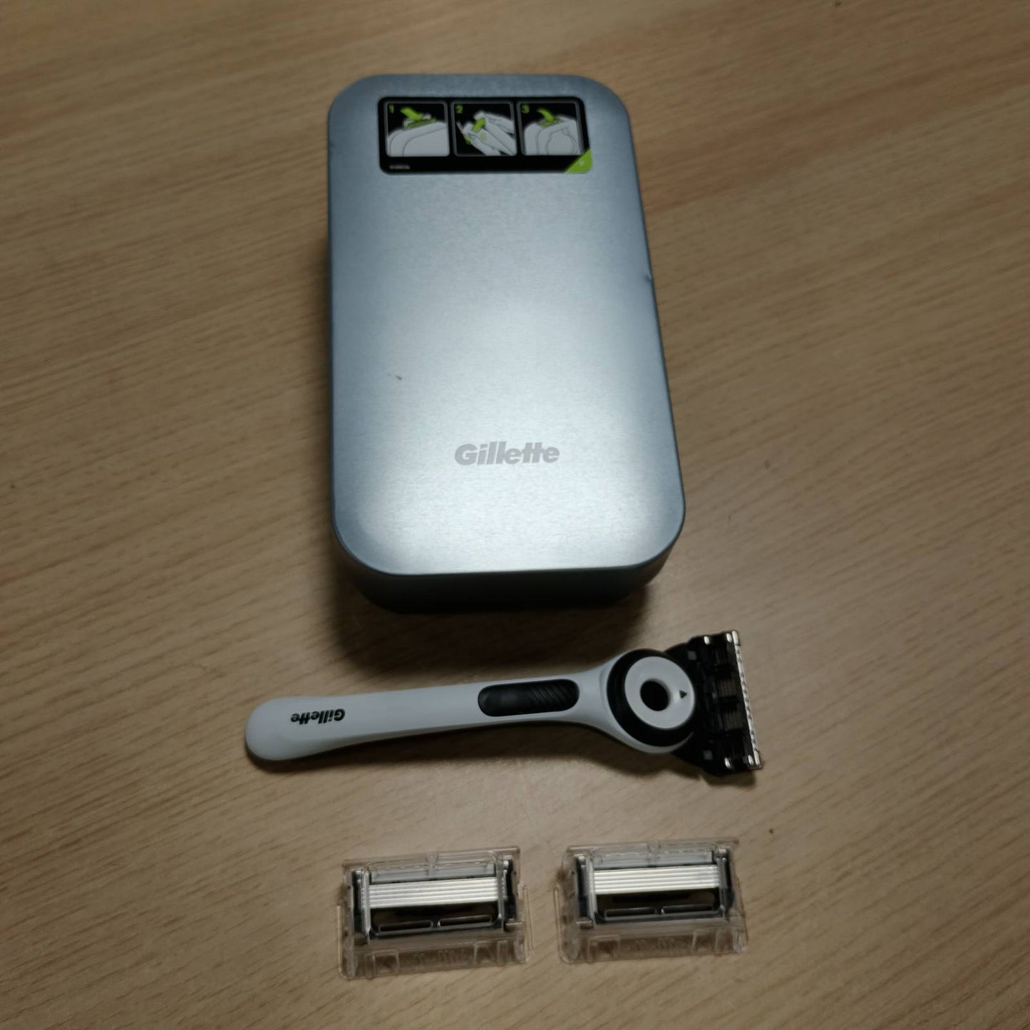 271378 - GILLETTE Brisk manual me 3 tehe zëvendësuese, bazë magnetike, eliminon papastërtitë e lëkurës, kuti udhëtimi, i bardhë