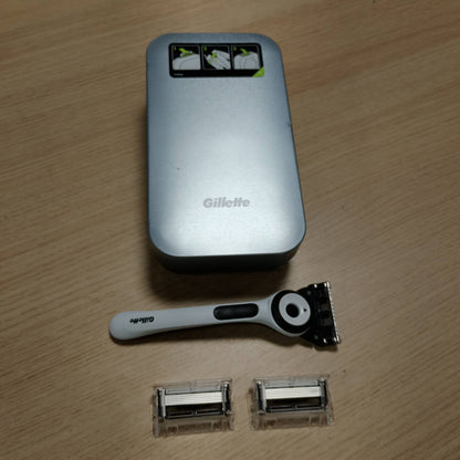 271378 - GILLETTE Brisk manual me 3 tehe zëvendësuese, bazë magnetike, eliminon papastërtitë e lëkurës, kuti udhëtimi, i bardhë
