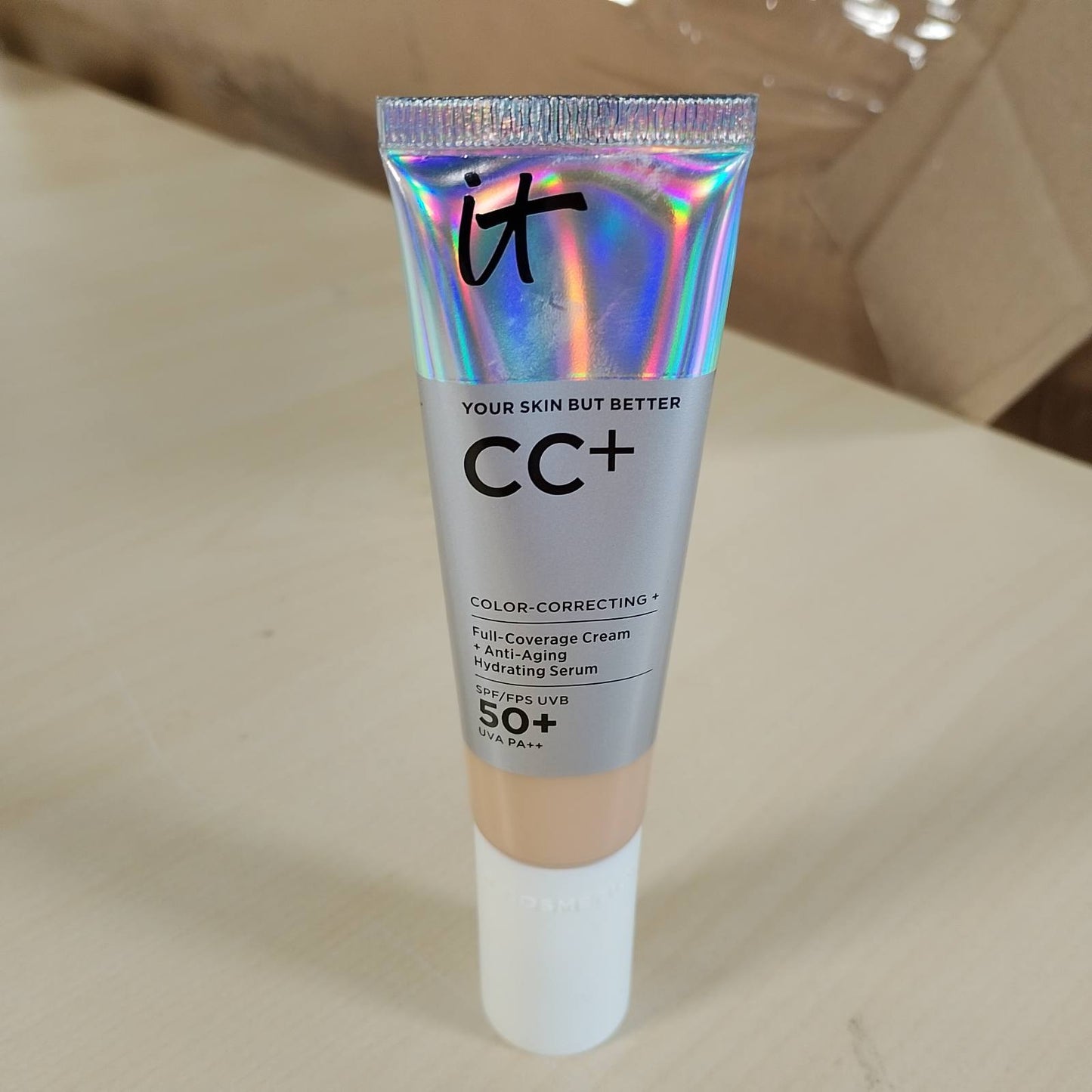 271380 - iT COSMETICS, Krem CC+ dhe Fondatinë Anti-Plakje, Mbulim i Lartë, I papërshkueshëm nga uji, Përfundim Natyral, Formulë me Peptide, Kolagjen dhe Vitamina, Nuanca: E Çelët Mesatare, 32 ml