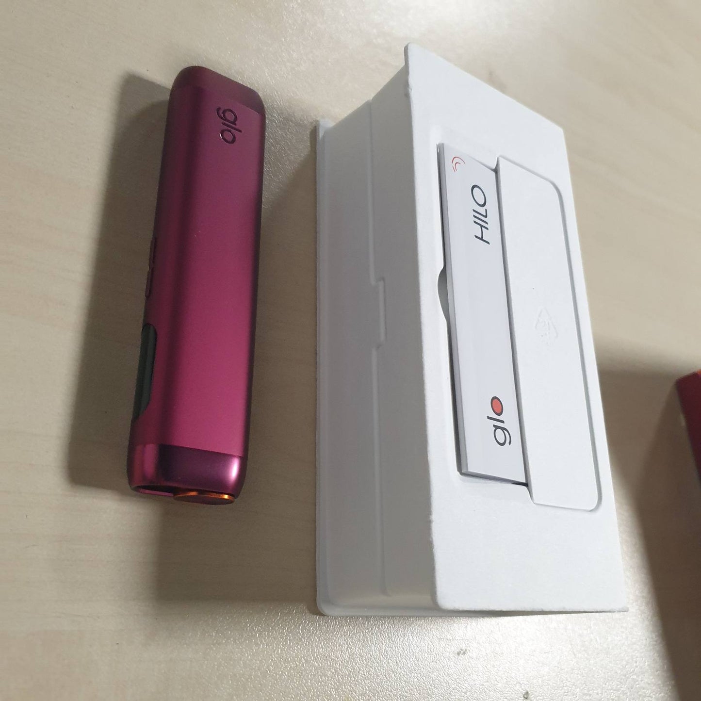 271417 - glo™ Hilo, ngrohësi i duhanit TurboStart™, 2026, ngjyrë Rubini
