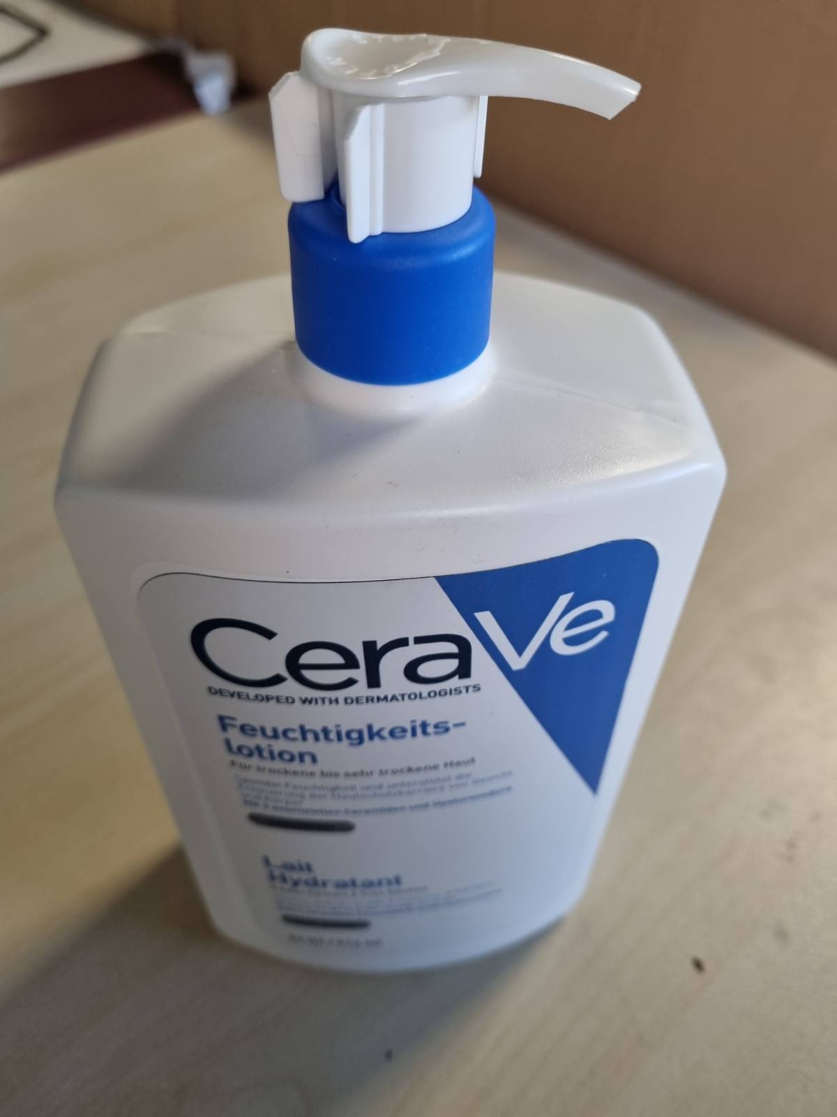 271514 - CeraVe Locion Hidratues, Locion i Lehtë për Trupin, për lëkurë të thatë deri në shumë të thatë, me acid hialuronik dhe 3 ceramide esenciale