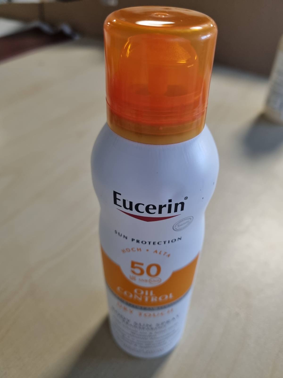 271622 - EUCERIN Krem dielli Oil Control Body Sun Transparent Dry Touch SPF 50, 200 ml, me filtra UVA/UVB, për lëkurë të ndjeshme dhe të prirur ndaj akneve