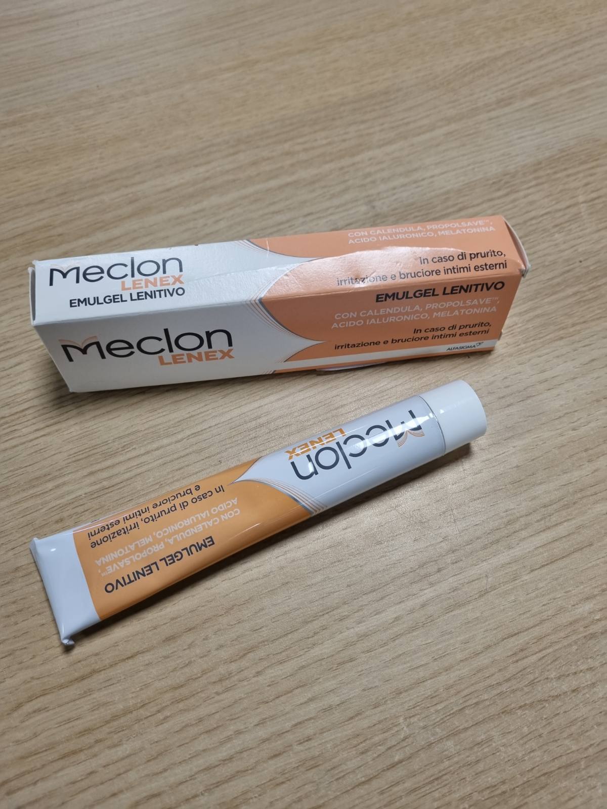 271919 - Meclon Lenex, Emulgel i Bazuar në Substanca Natyrale si Calendula, Propolsave, Acidi Hialuronik dhe Melatonina, 50 ml, Qetëson, Mbron dhe Ndihmon në Parandalimin e Inflamacioneve të Reja
