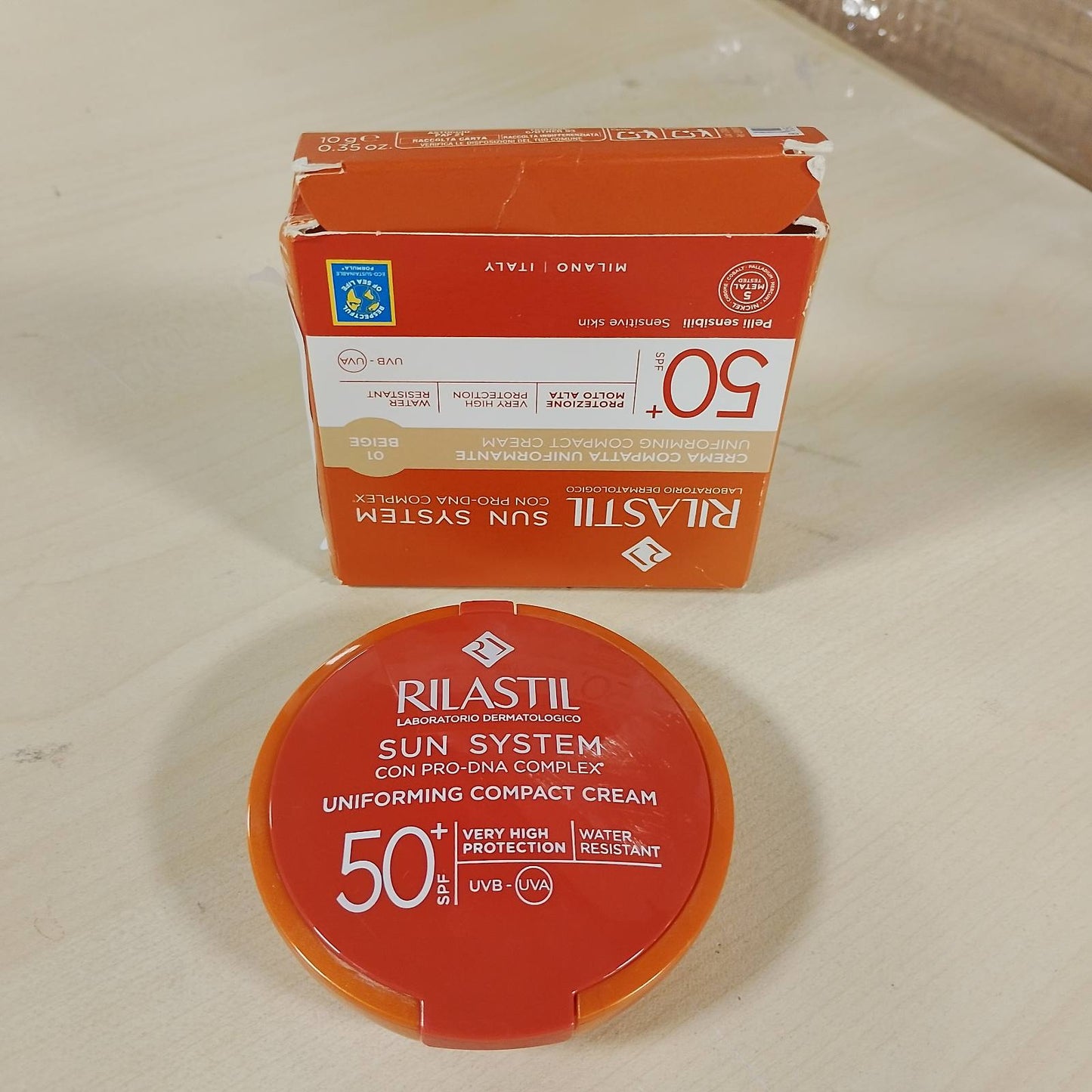 272041 - RILASTIL FONDATINË KOMPAKTE, NGJYRË BEZHË, MBULUESE, KREMOZE, SPF 50+, REZISTENTE NDAJ UJIT, 10g