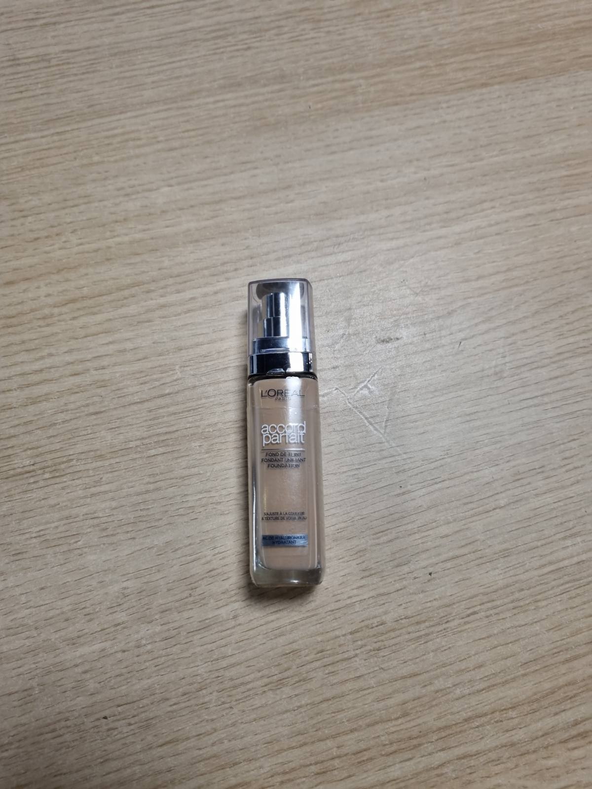 272042 - L'ORÉAL PARIS FONDATINË E LËNGSHME, HIDRATIM 24 ORËSH, FORMULË ME ACID HIALURONIK, TË GJITHA LLOJTE E LËKURËS, NUANCA: BEZHË E ARTË (3.D), 30 ml