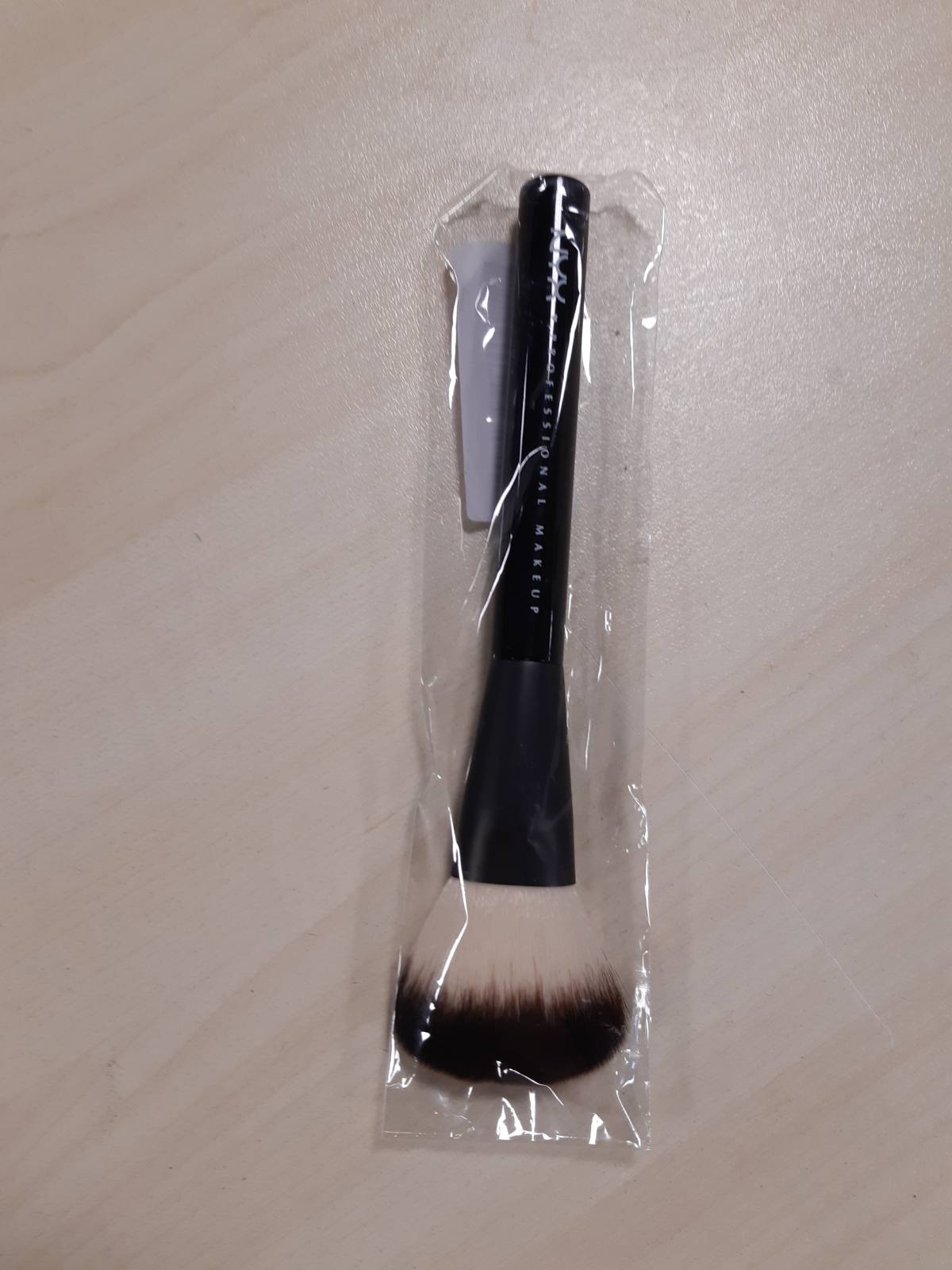 272044 - NYX PROFESSIONAL MAKEUP PUDËR ME FURÇË PËR MAKIJAZH PROFESIONAL