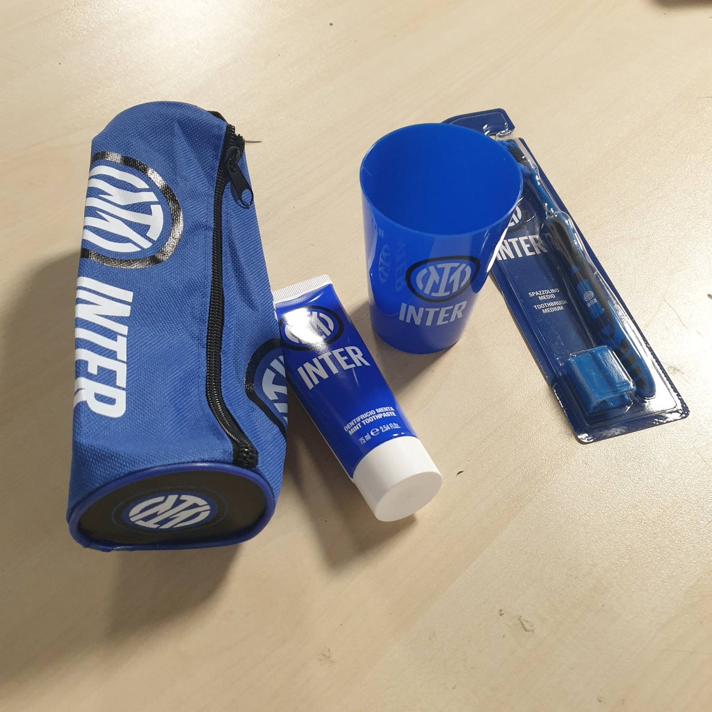 272333 - NATURAVERDE Fëmijë - Ekipi i Futbollit - Kit për Kujdes Oral Inter, Furçë Dhëmbësh Manuale me Qime të Mesme, Pastë Dhëmbësh me Mente 75ml, Gotë me Logo dhe Kuti me Logo