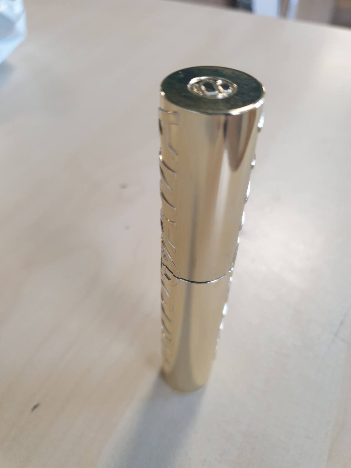 272334 - L'ORÉAL PARIS Rimel Volumizues, Qerpikë në Formë Ventilatori, I përshtatshëm për Sy të Ndjeshëm, I pasuruar me 5% Kompleks Stretchflex, Pa Grumbuj, Ngjyra: E Zezë