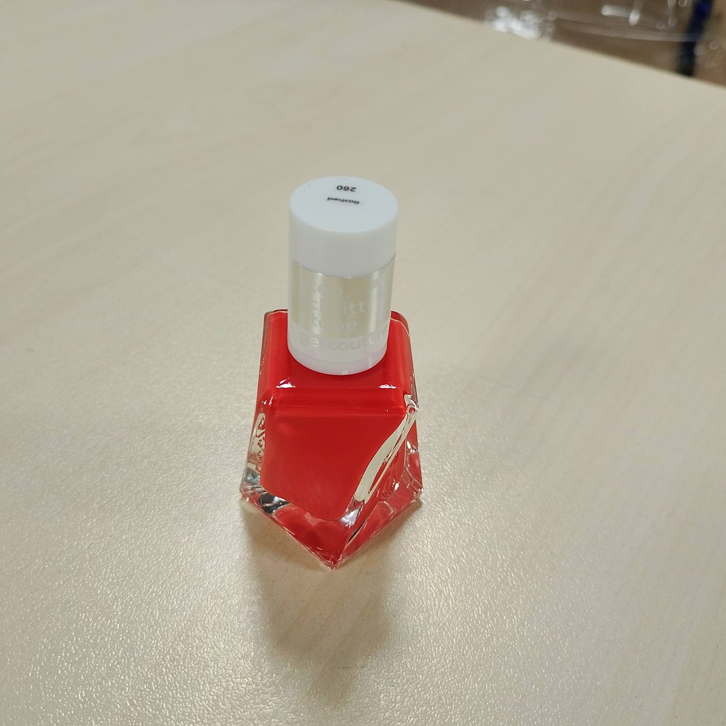 272374 - ESSIE Manikyr me Efekt Xheli, 13.5 ml, Qëndrueshmëri e Gjatë deri në 15 Ditë, Gel Couture, Ngjyra: E Shkëlqyer