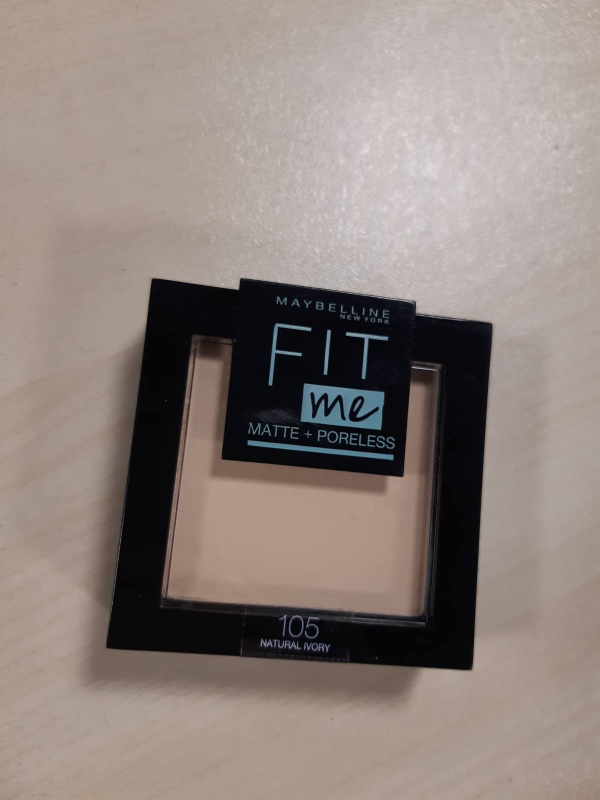 272456 - Maybelline Fit Me Matte & Poreless, Pudër matuese dhe fiksuese, përfshirë furçën dhe pasqyrën, 105 Natural