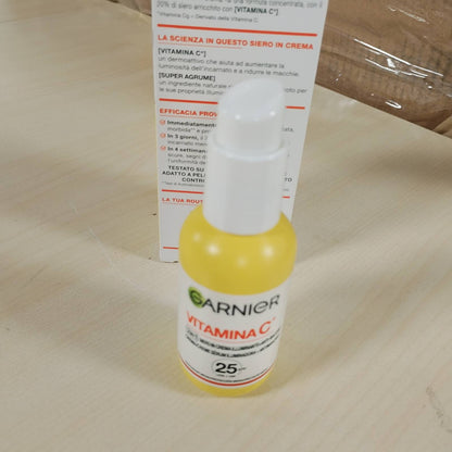 272473 - GARNIER Serum Krem me Vitaminë C, 50 ml, Serum dhe Krem Hidratues 2 në 1 me SPF25, Kundër njollave, Jo i Yndyrshëm, I përshtatshëm për të gjitha llojet e lëkurës