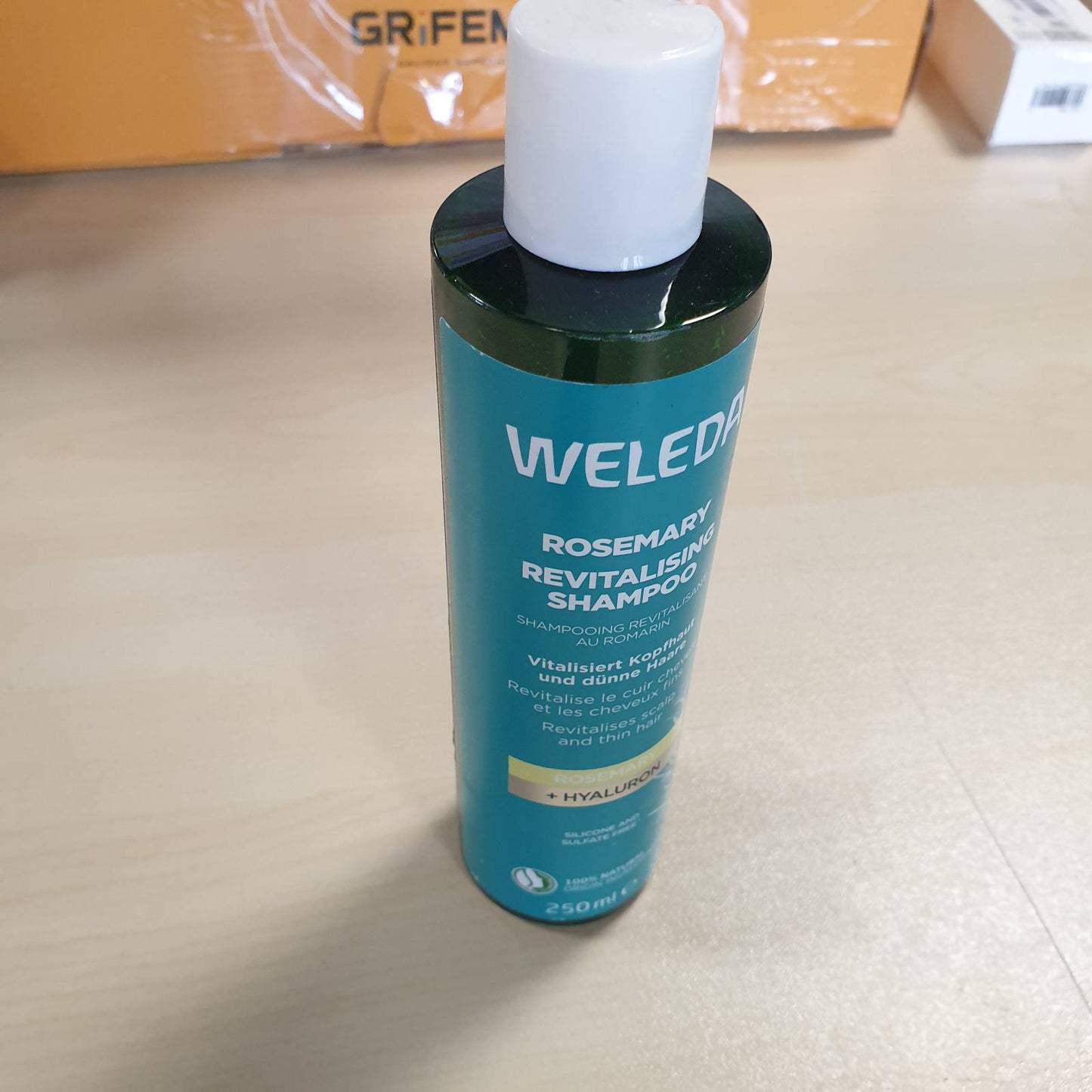 272474 - WELEDA Shampo Rigjallëruese me Rozmarinë, 250 ml, me vaj organik rozmarine dhe acid hialuronik, rigjallëron dhe hidraton flokët