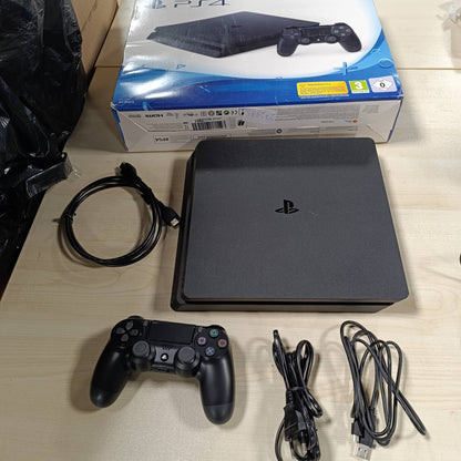 272585 - SONY PlayStation 4 Slim 500 Go, Konsol PS4 Slim + 1 Pajisja Pa Shirit DUALSHOCK 4 V2, Shasi F, Ngjyra: E Zezë Jet