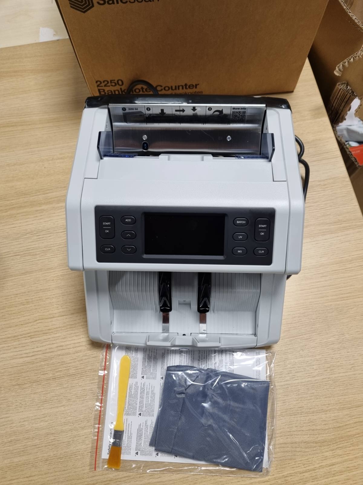 272616 - SAFESCAN Makinë numërimi parash 2250, numëron shpejt kartëmonedhat e renditura, zbulim të falsifikimit në 3 drejtime, për të gjitha monedhat