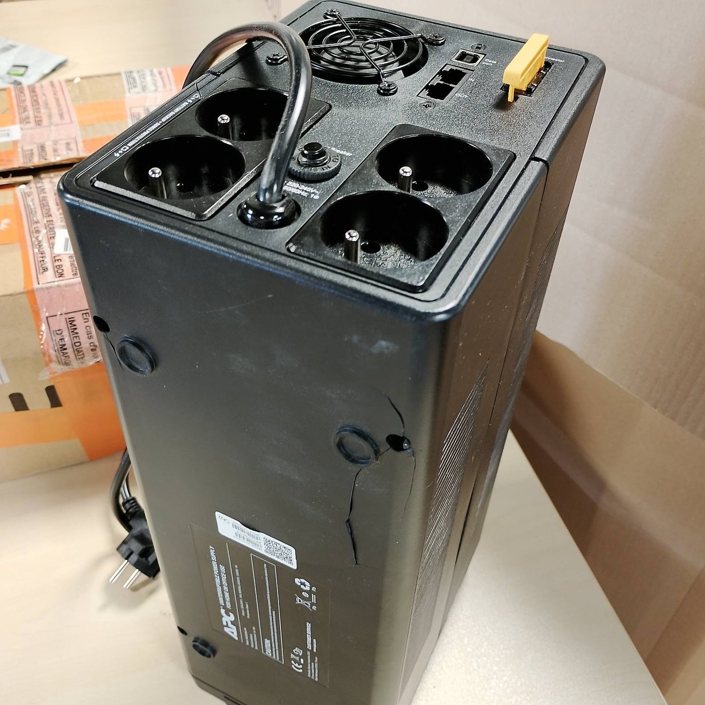 272619 - APC UPS Back BX2200MI-FR, UPS 2200VA, rezervë baterie dhe mbrojtje nga rryma, prizat franceze, UPS me AVR, mbrojtje të të dhënave