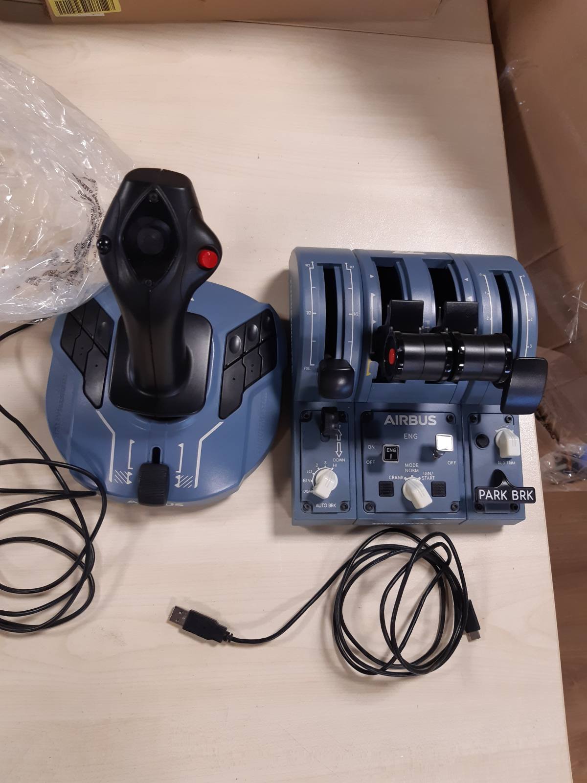 272621 - THRUSTMASTER TCA CAPTAIN PACK X AIRBUS EDITION, KOPJE ERGONOMIKE E LEVËS ANËSORE DHE KUADRANTIT TË GAZIT TË AIRBUS, ME LICENCË ZYRTARE PËR XBOX SERIES X|S DHE PC