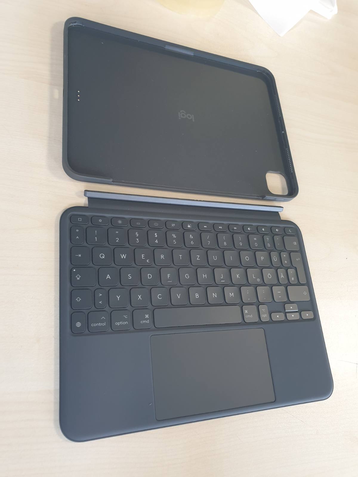 272634 - LOGITECH Kutia e tastierës Combo Touch iPad Pro 11 inç (M4 dhe M5) (2024 dhe 2025), Tastierë e shkëputshme me ndriçim nga prapa, mbështetje, QWERTZ gjerman - grafit