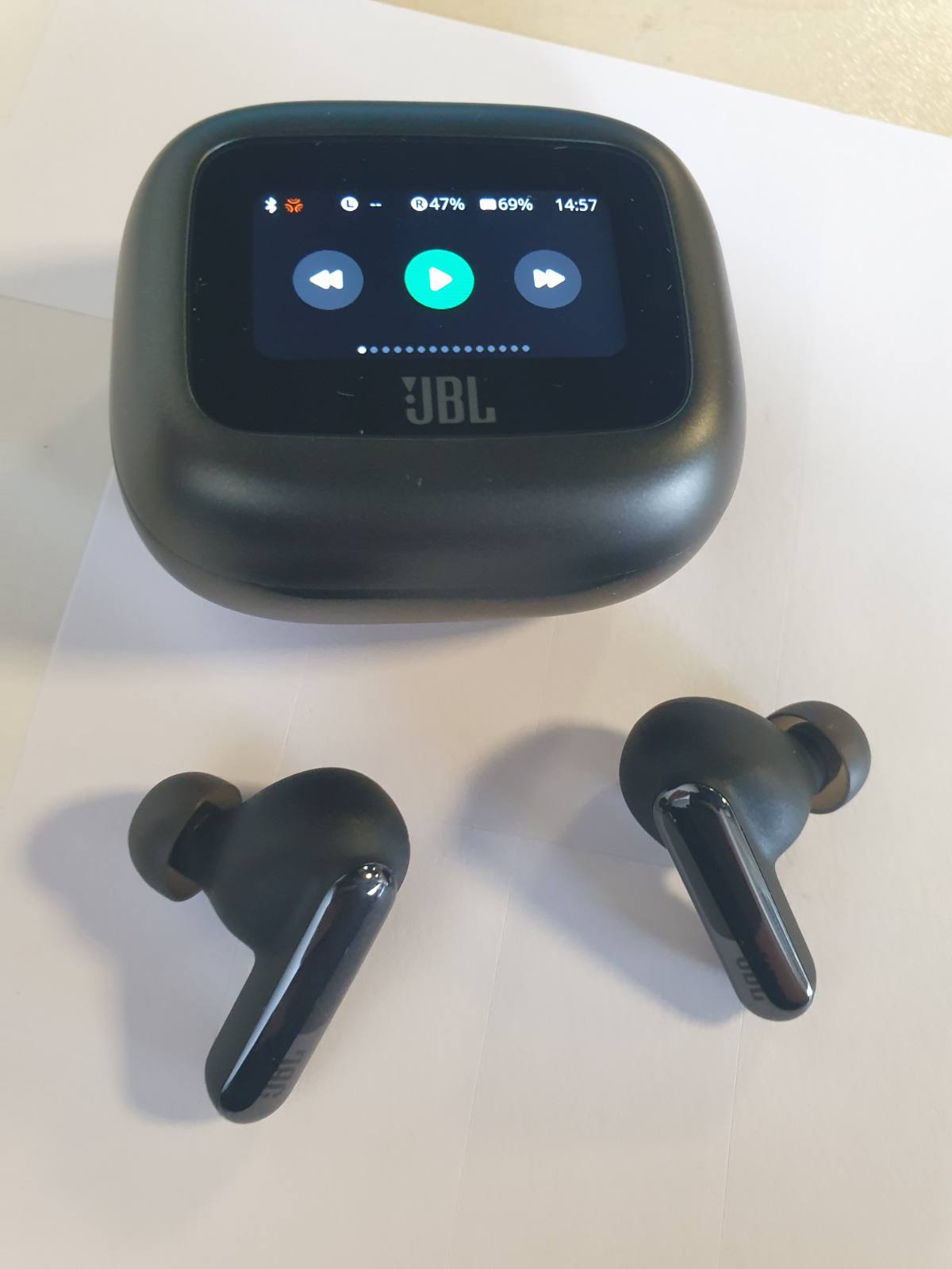 272640 - JBL LIVE BEAM 3, Kufje pa tel me Bluetooth, jetëgjatësi baterie 48 orë, Anulim i zhurmës True Adaptive, JBL Signature Sound, rezistente ndaj ujit IP55, me maja veshësh, të zeza