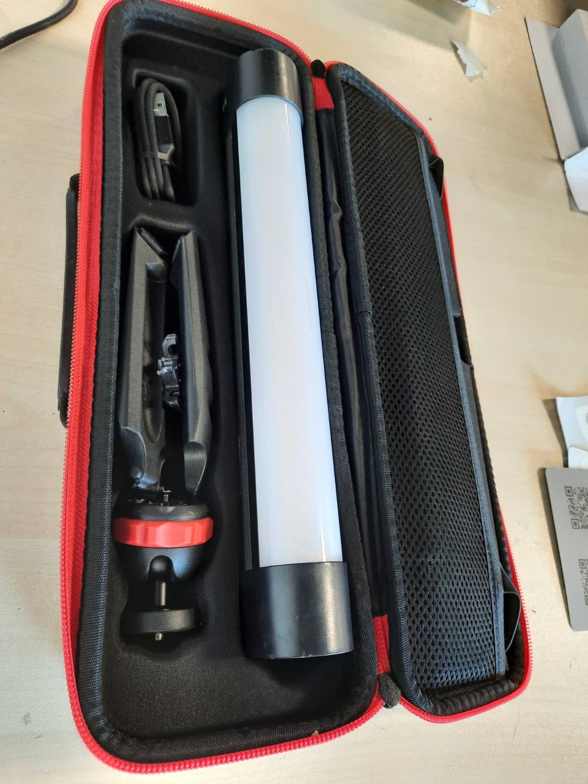 272650 - APUTURE MT PRO - Dritë Mini Tube 2000-10000K, 36 Piksel LED RGB-WW, Mbështetje DMX, Pesha: 1.2 kg